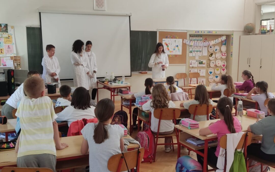 Znanost u školskim klupama: Sedmaši oduševili učenike 2.b razreda kemijskim pokusima