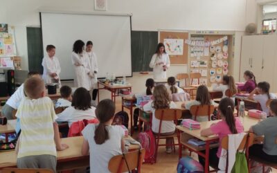 Znanost u školskim klupama: Sedmaši oduševili učenike 2.b razreda kemijskim pokusima
