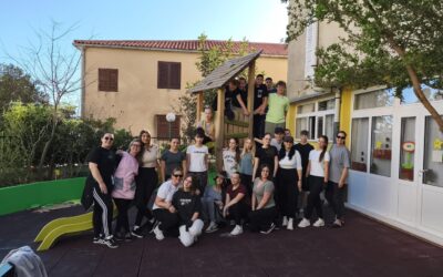 Učenici 8.a razreda uljepšali dvorište dječjeg vrtića